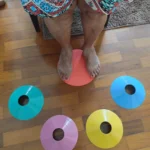 Fisioterapeuta realizando reabilitação neurofuncional em idoso após AVC